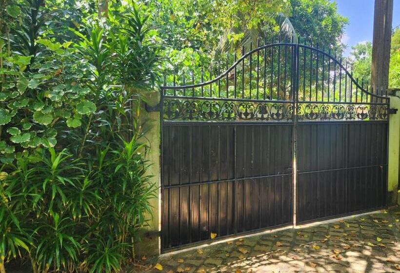 Bed and Breakfast Red Sun Beach Villa Kosgoda