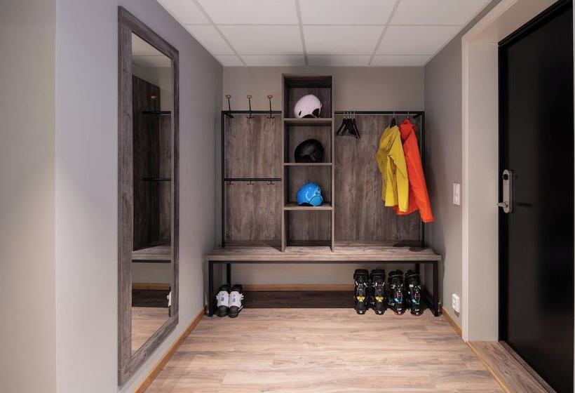 هتل Basecamp Narvik