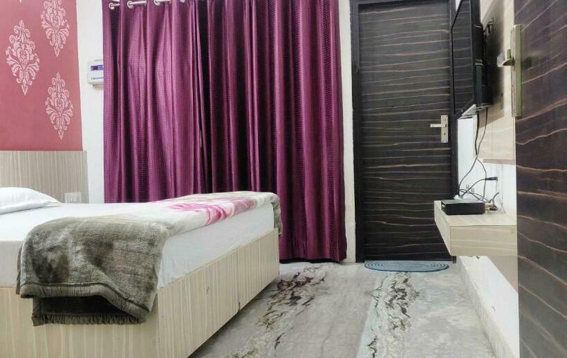 בית מלון כפרי Rohtak Guest House