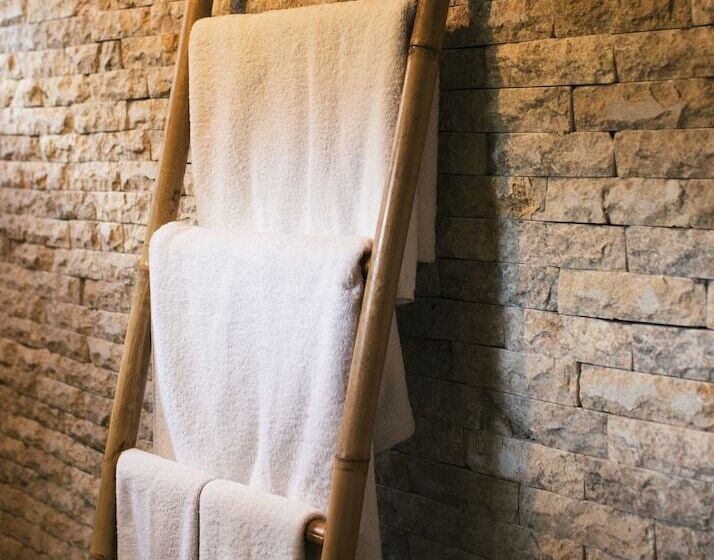 فندق Tamuku Padang Padang, Cari Surf Camp