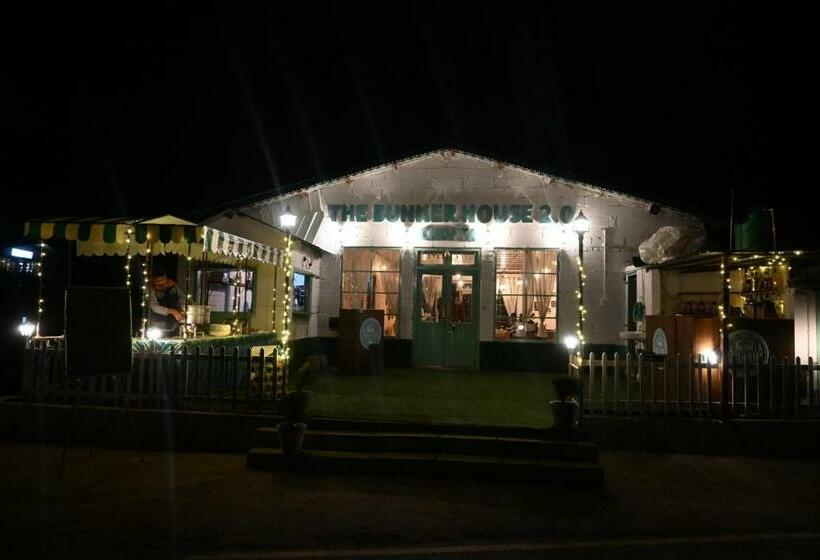 בית מלון כפרי The Bunker House Cafe And Stay