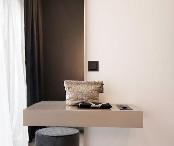 هتل The Newsha Signature Home