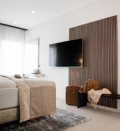 هتل The Newsha Signature Home