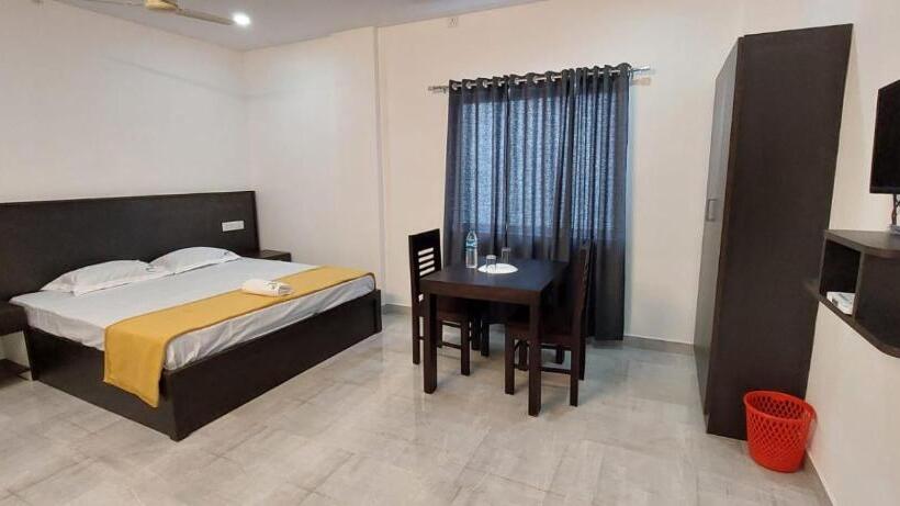 هتل Thekkady Travel Rooms