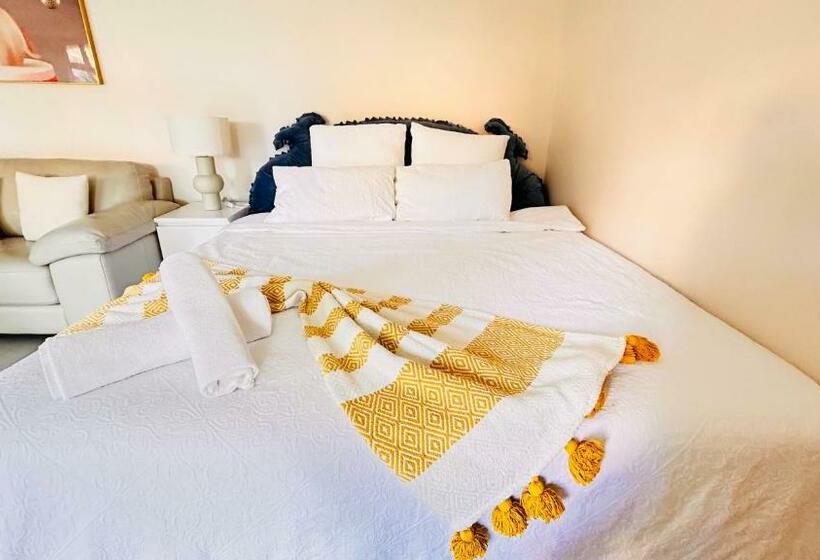 Пансион Cosy Well Equipped Studio With King Bed, Free Parking & Wifi, Near Deakin Uni And 24hours Kmart