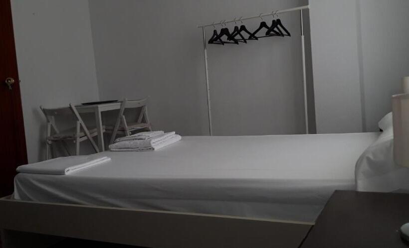 Bed and Breakfast Pensión Benavente Ap 7 3min Coche Playa 5 Min Self Check In 24h