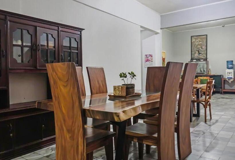 בית מלון כפרי Capital O 92134 Bogor Guest House Syariah