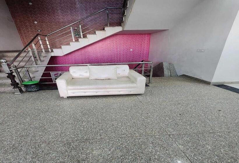 Отель Pop 80681b City Palace