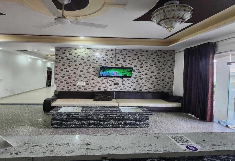 Отель Pop 80681b City Palace