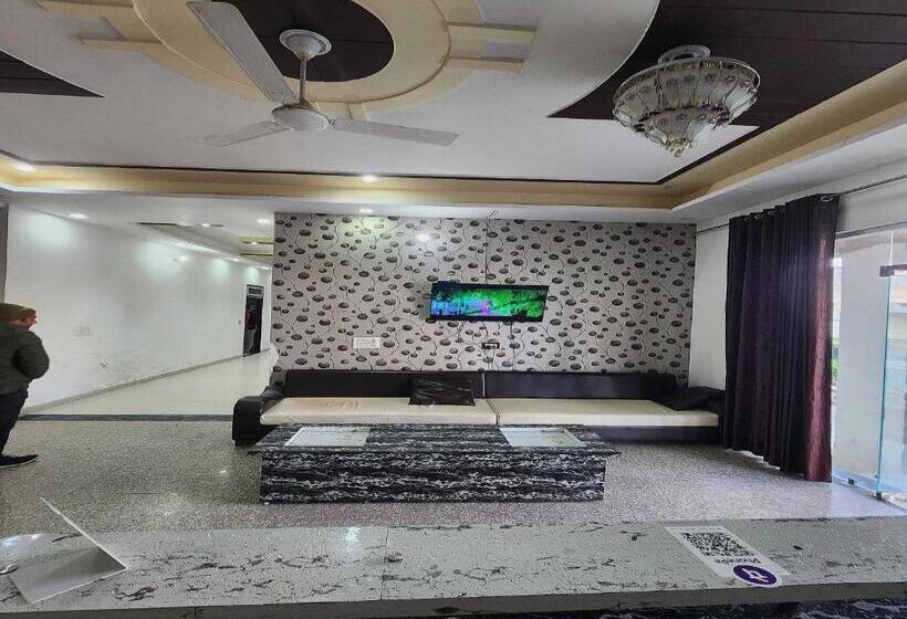 Отель Pop 80681b City Palace