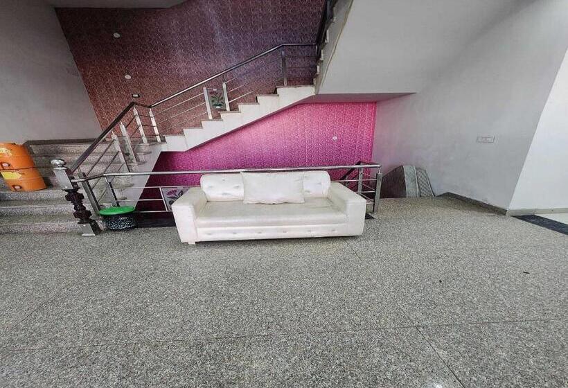 Отель Pop 80681b City Palace