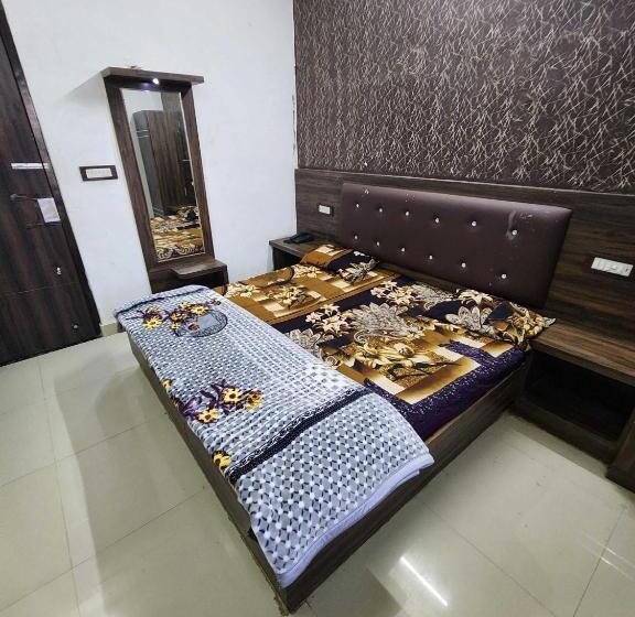 Отель Pop 80681b City Palace