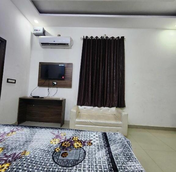 Отель Pop 80681b City Palace