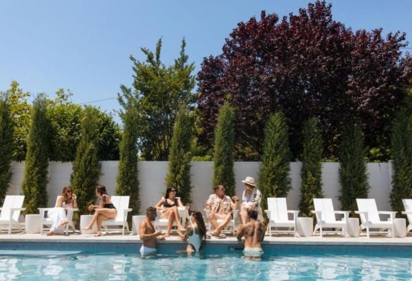 فندق The St Laurent Guest Rooms