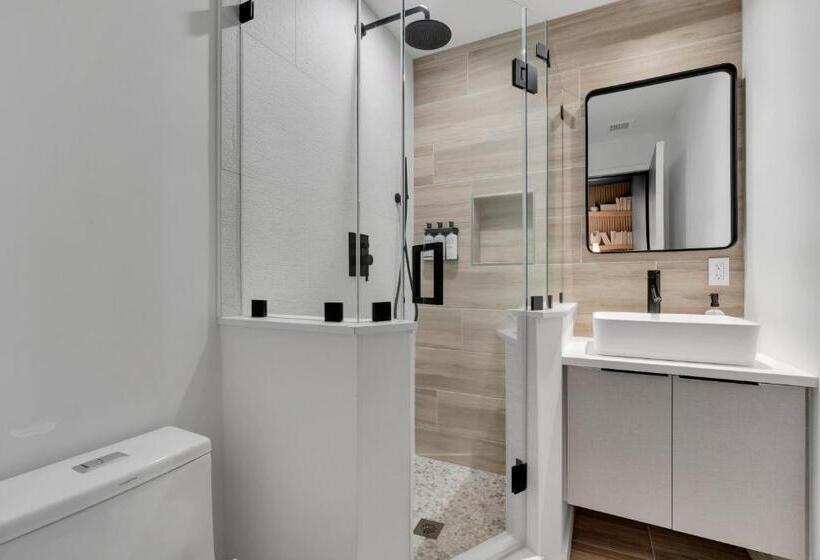 فندق The St Laurent Guest Rooms