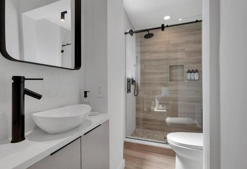 فندق The St Laurent Guest Rooms