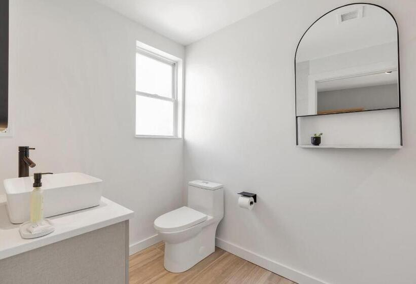 فندق The St Laurent Guest Rooms