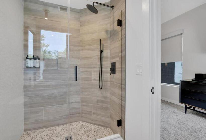 فندق The St Laurent Guest Rooms