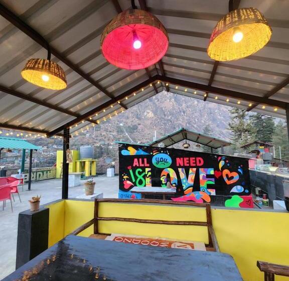 ホテル Woodzo Kasol