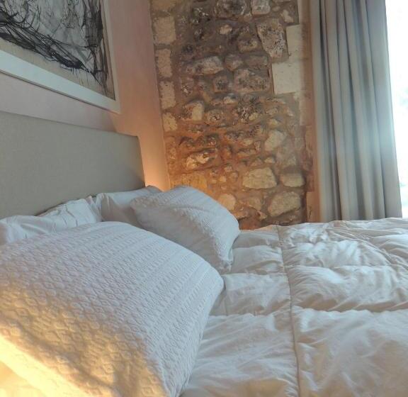 پانسیون Falcon Country Suite