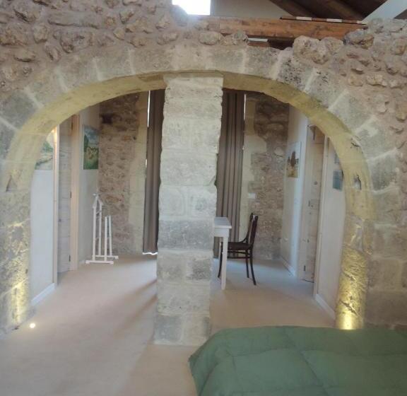 پانسیون Falcon Country Suite