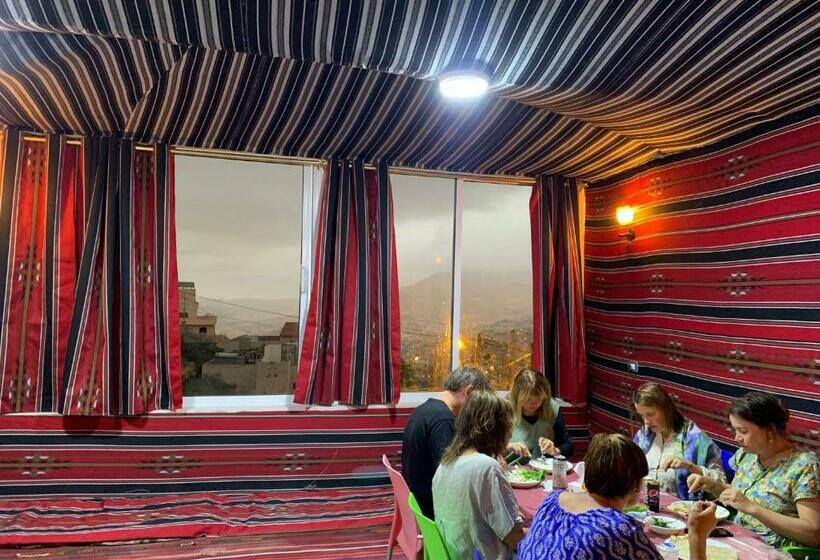 هاستل Paradise Tree