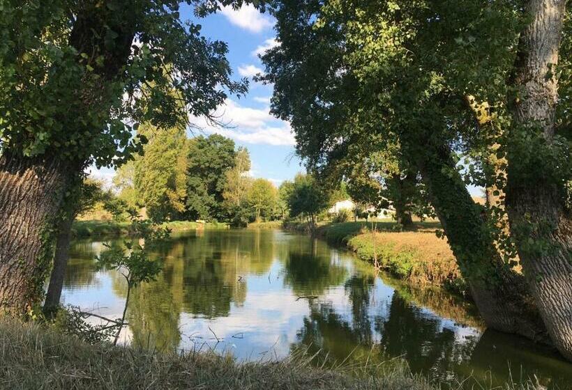 مبيت وإفطار Les Chantours, Domaine De 15 Hectares Arboré Et Fleuri
