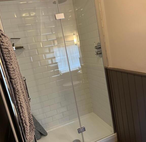 민박 The Crown Inn