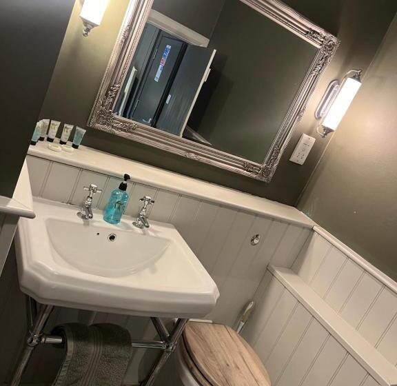 민박 The Crown Inn