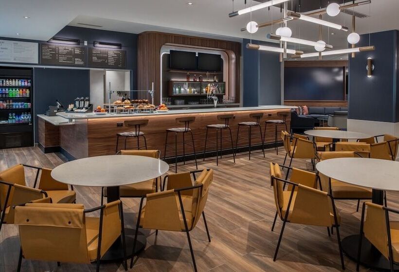 فندق Courtyard By Marriott Olympia