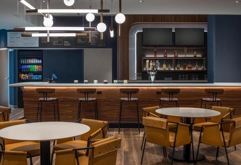 فندق Courtyard By Marriott Olympia