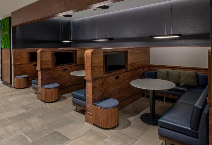 فندق Courtyard By Marriott Olympia