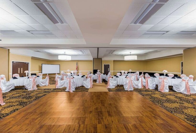 فندق Suburban Studios