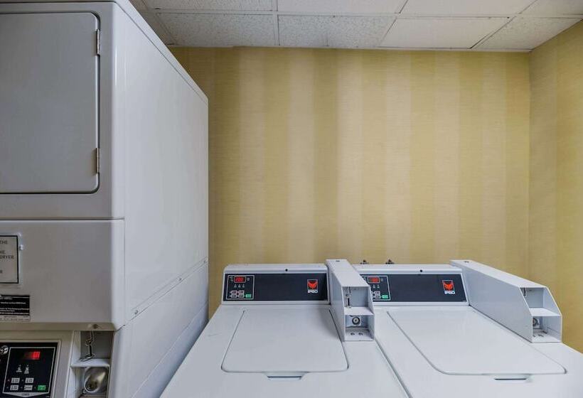 هتل Suburban Studios