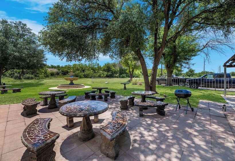 هتل Suburban Studios