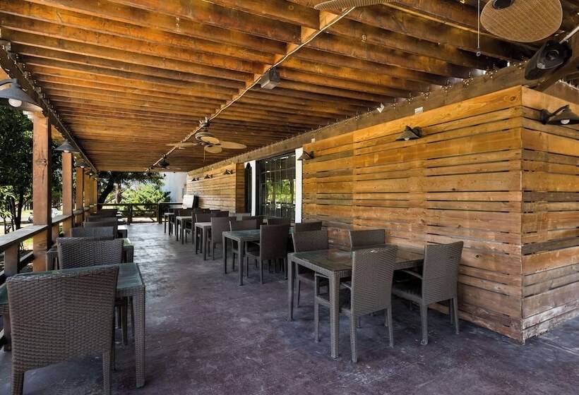 فندق Suburban Studios