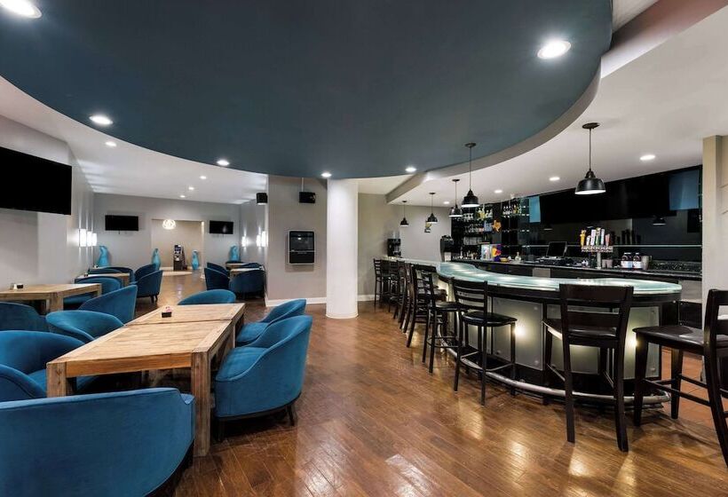 هتل Suburban Studios