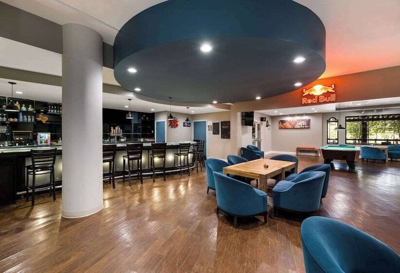 هتل Suburban Studios