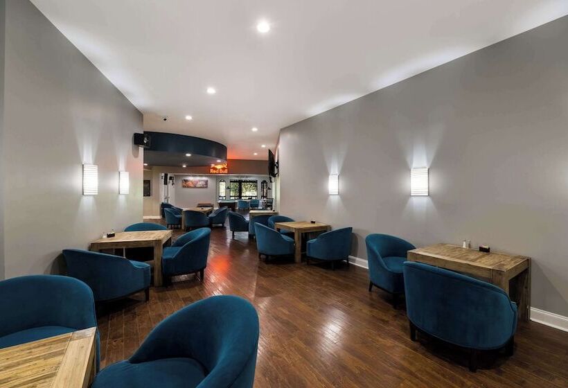 هتل Suburban Studios