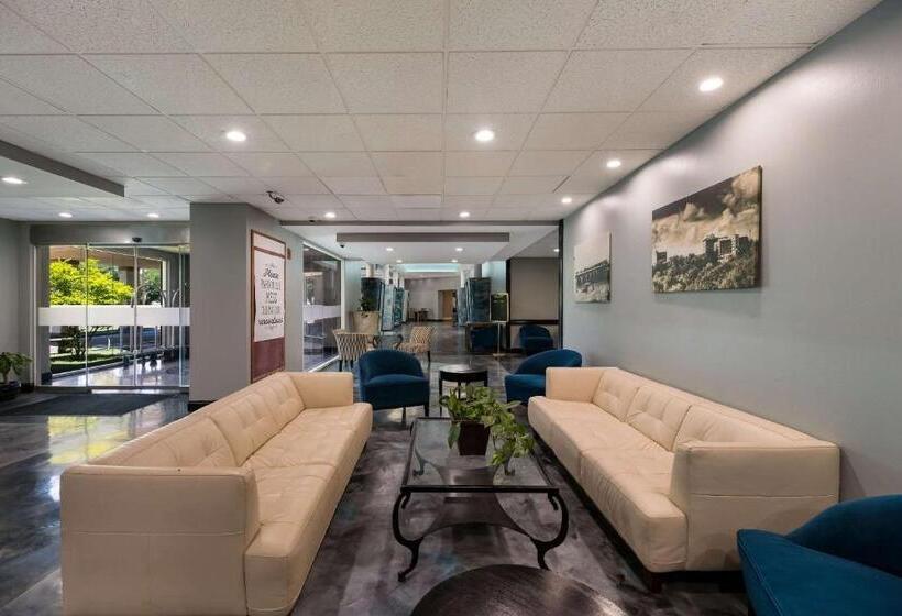 هتل Suburban Studios