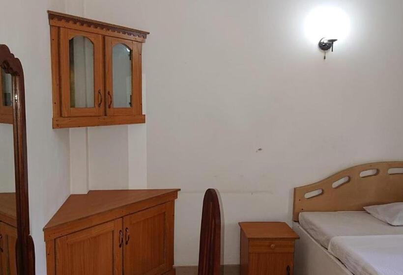 Отель Tharindu Hostel