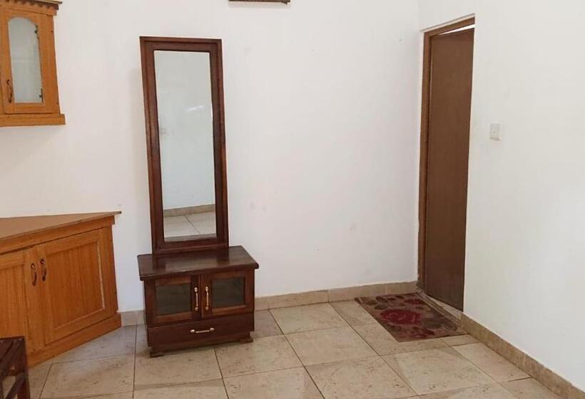 Отель Tharindu Hostel