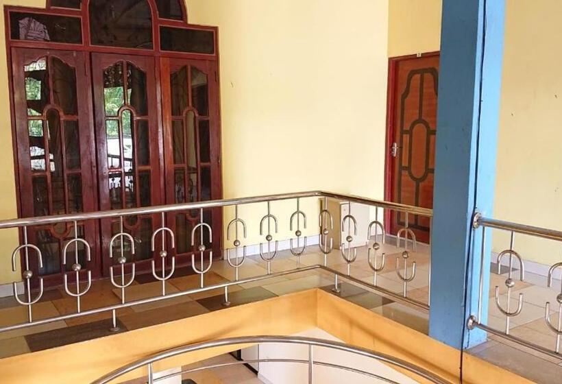 Отель Tharindu Hostel