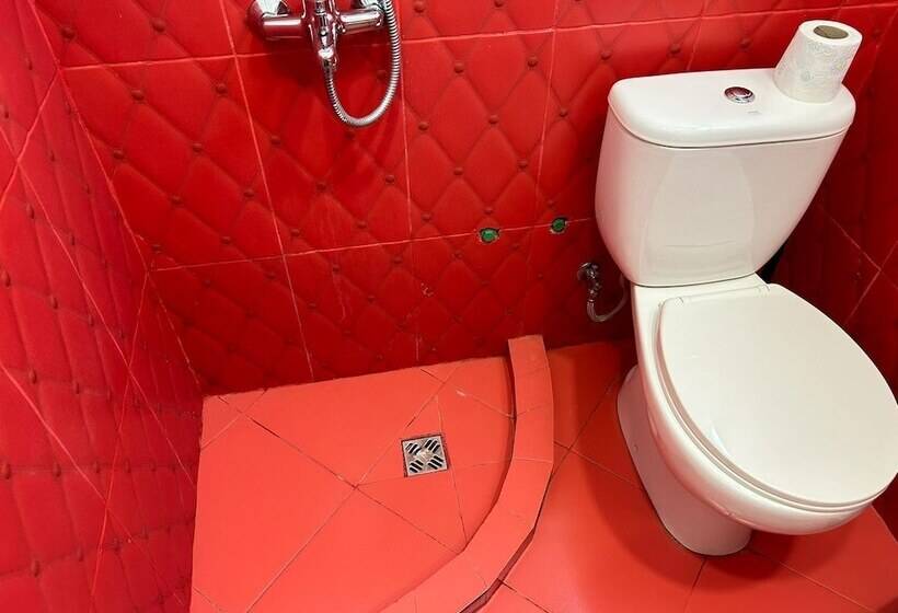 בית מלון כפרי Tirana Square