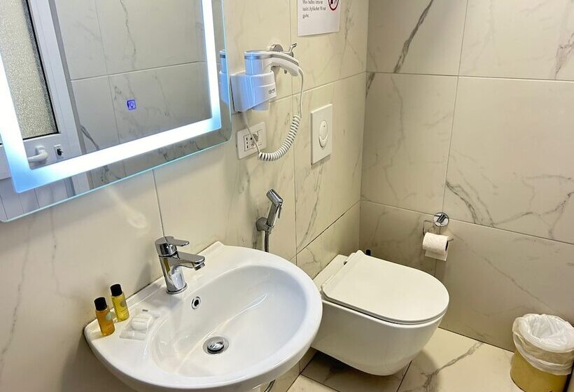 בית מלון כפרי Tirana Square