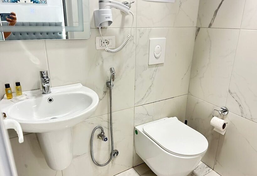 בית מלון כפרי Tirana Square