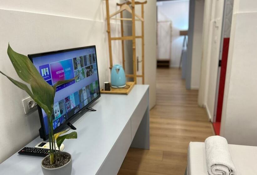 בית מלון כפרי Tirana Square