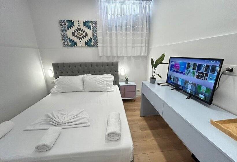 בית מלון כפרי Tirana Square