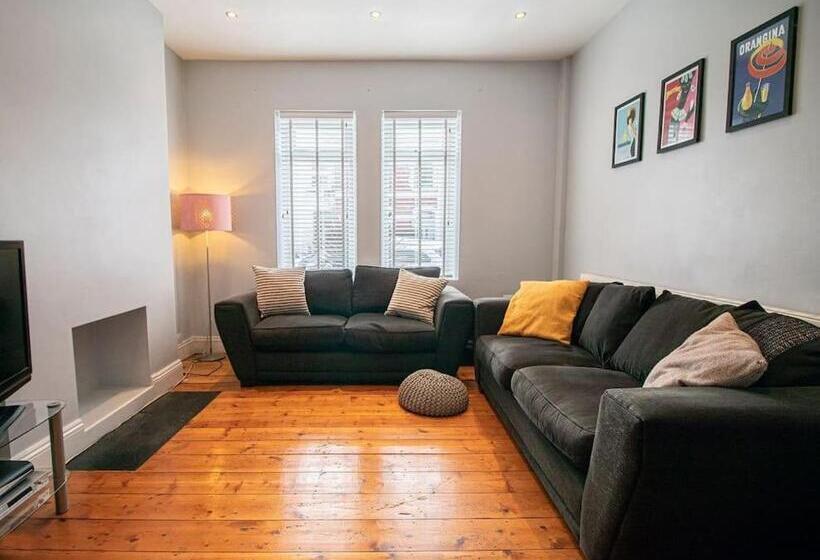 膳宿费 Burnaby S Home, By Home Host, Free On Street Parking