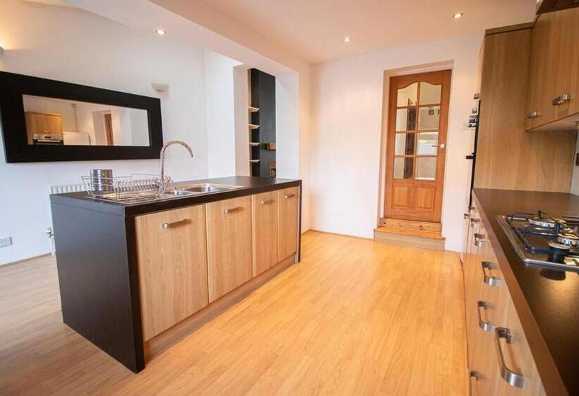 膳宿费 Burnaby S Home, By Home Host, Free On Street Parking